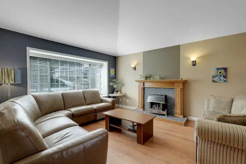 9312 163 STREET - photo 4 of 40