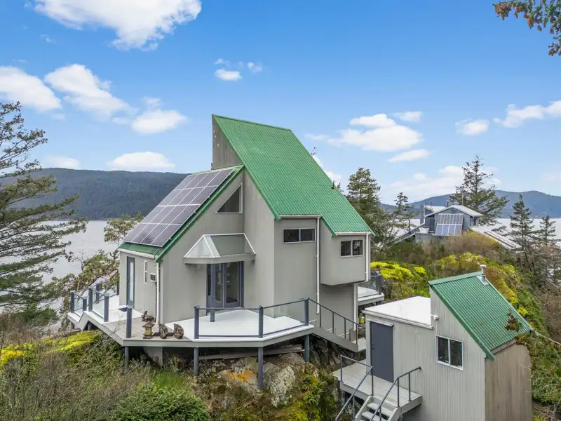 28 PASSAGE ISLAND - photo 1 of 40