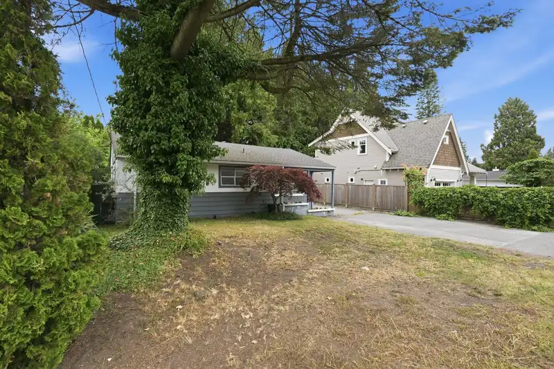 5857 16 AVENUE - photo 2 of 17