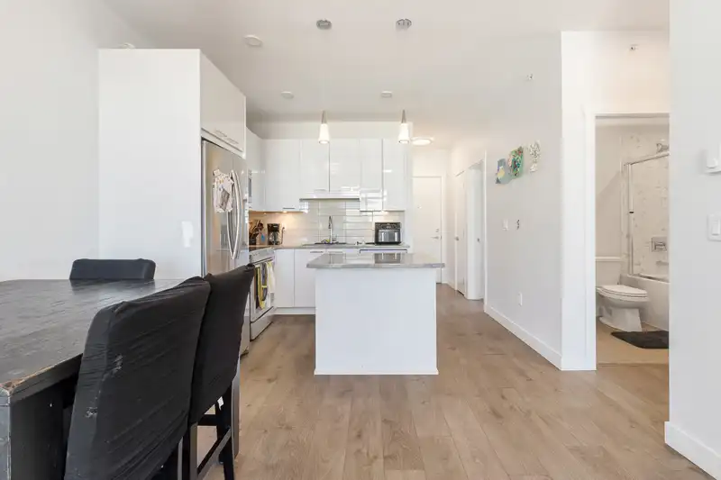 512 20696 EASTLEIGH CRESCENT - photo 4 of 14