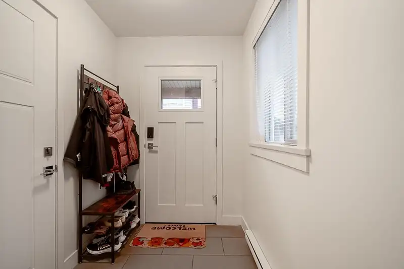 74 11305 240 STREET - photo 4 of 29