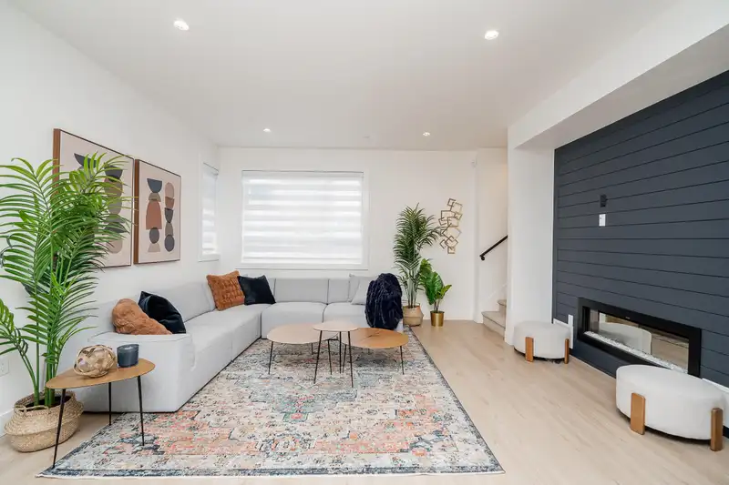 8 20463 70 AVENUE - photo 1 of 38