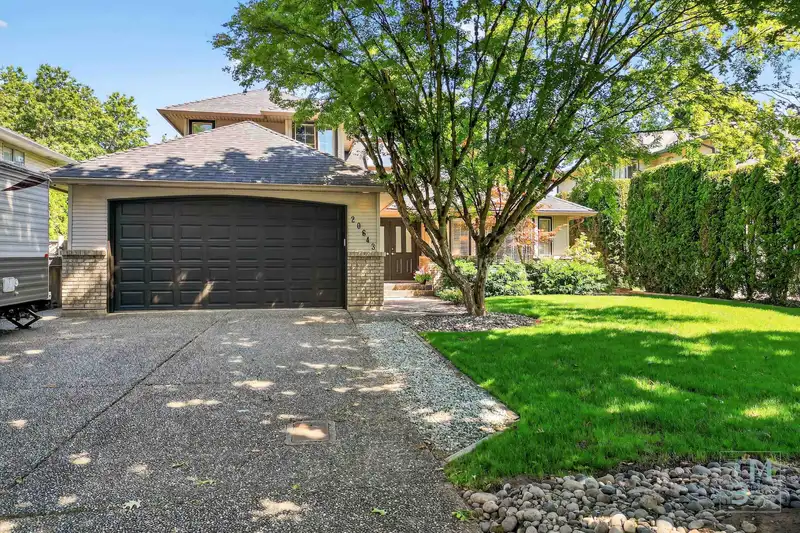 20643 96A AVENUE - photo 2 of 40