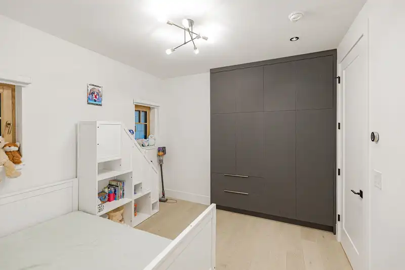 2051 W KING EDWARD AVENUE - photo 2 of 40