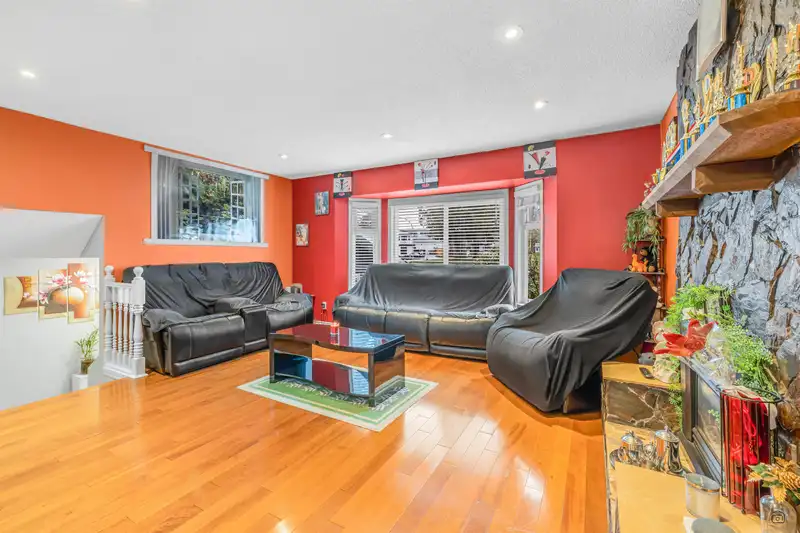 13277 64A AVENUE - photo 2 of 3