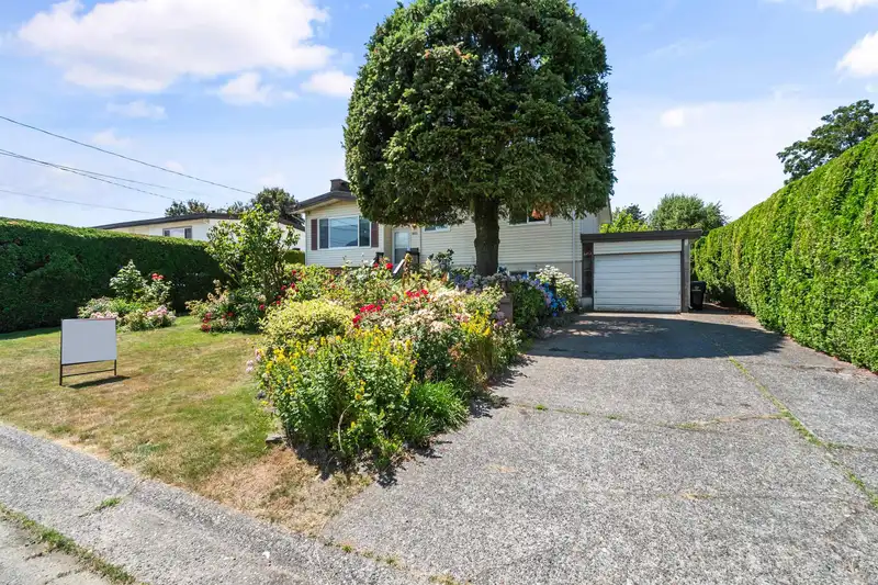 9521 PAULA CRESCENT - photo 4 of 38