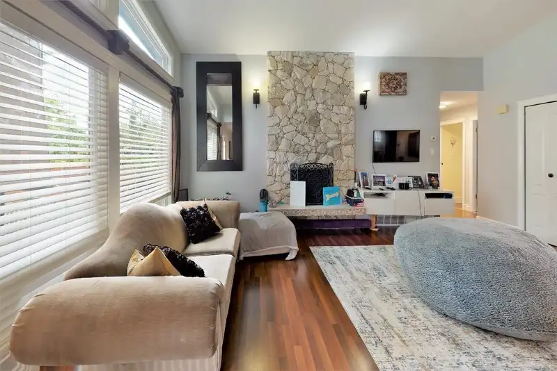 1190 AUGUSTA AVENUE - photo 4 of 29