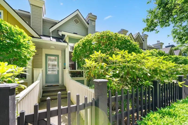 6878 VILLAGE GRN - photo 2 of 32