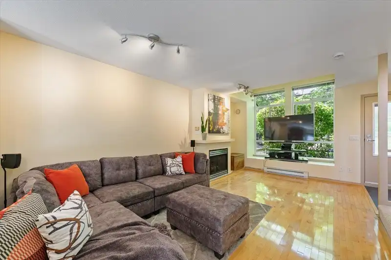 6878 VILLAGE GRN - photo 4 of 32