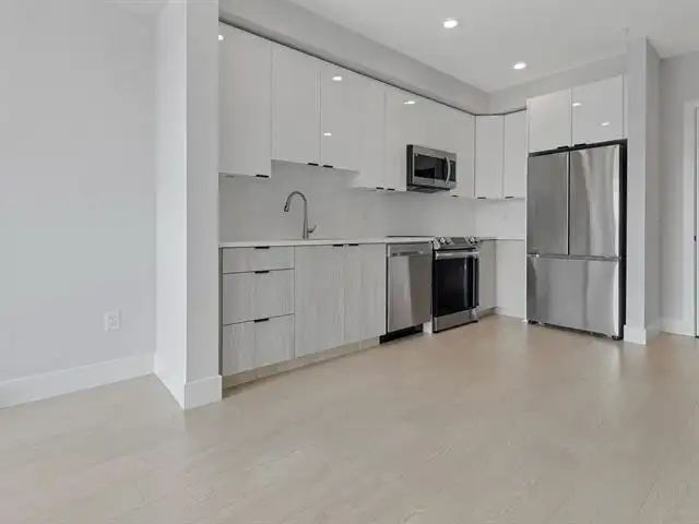 310 19825 54 AVE AVENUE - photo 2 of 7