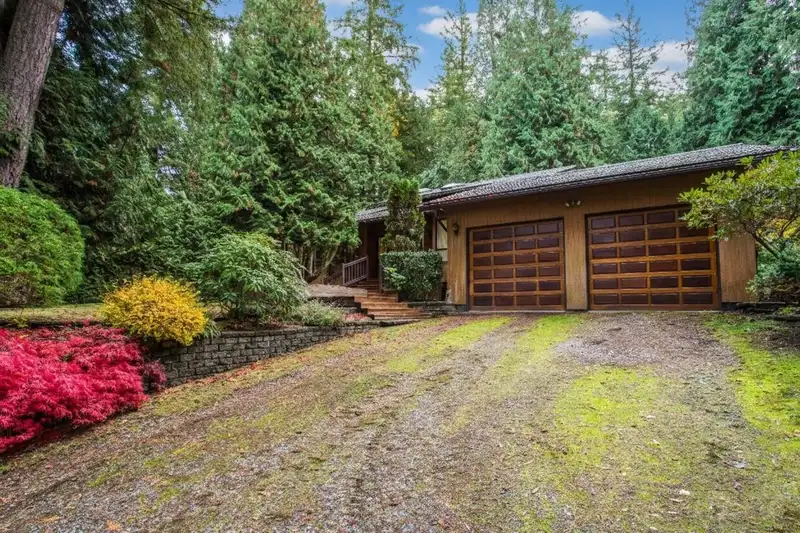 13915 27 AVENUE - photo 4 of 38