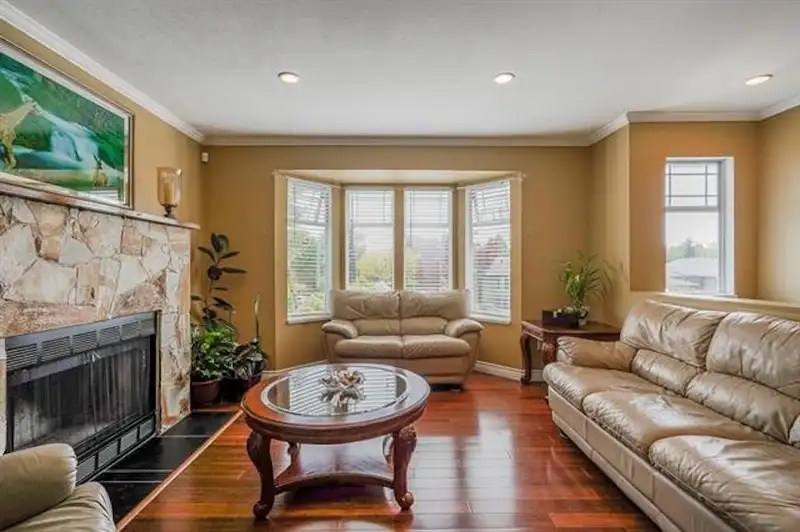 14751 89A AVENUE - photo 3 of 33