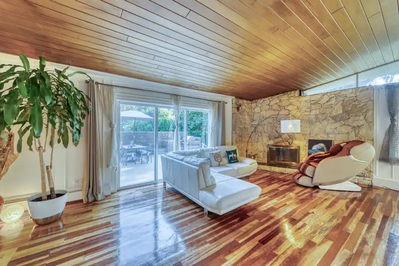 990 KINSAC STREET - photo 2 of 40