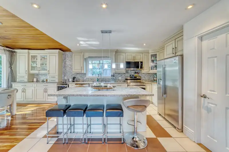 990 KINSAC STREET - photo 4 of 40