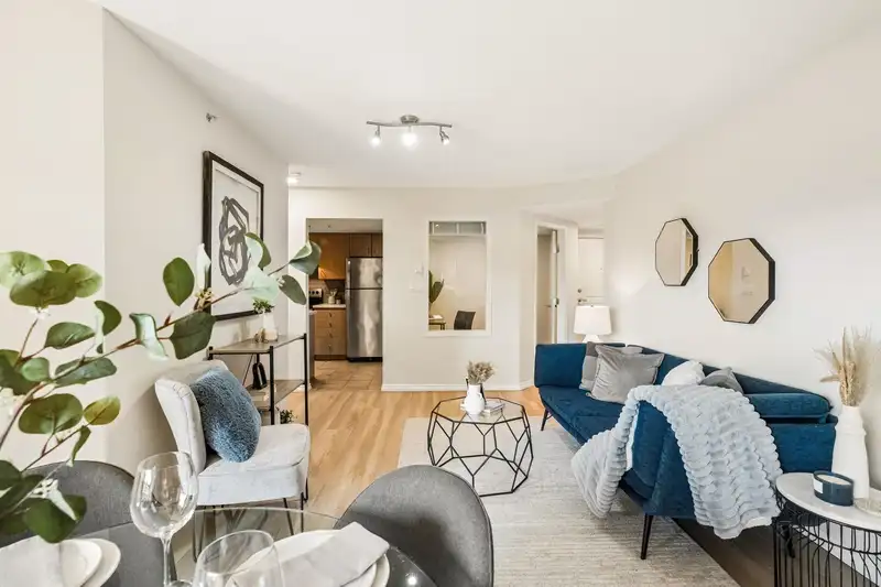 610 5288 MELBOURNE STREET - photo 4 of 40