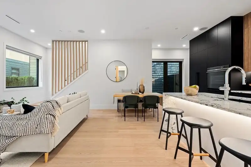 2 5034 GRANVILLE STREET - photo 3 of 40