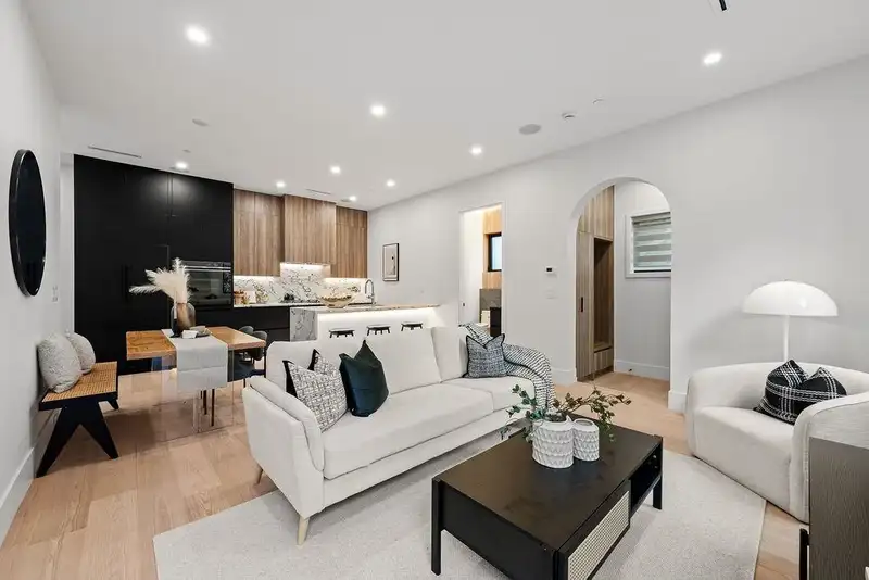 2 5034 GRANVILLE STREET - photo 4 of 40