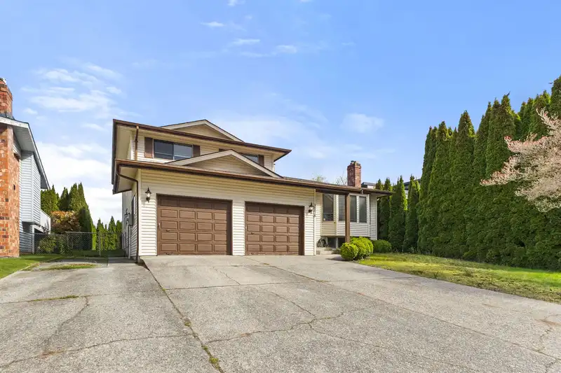 3778 NANAIMO CRESCENT - photo 2 of 32