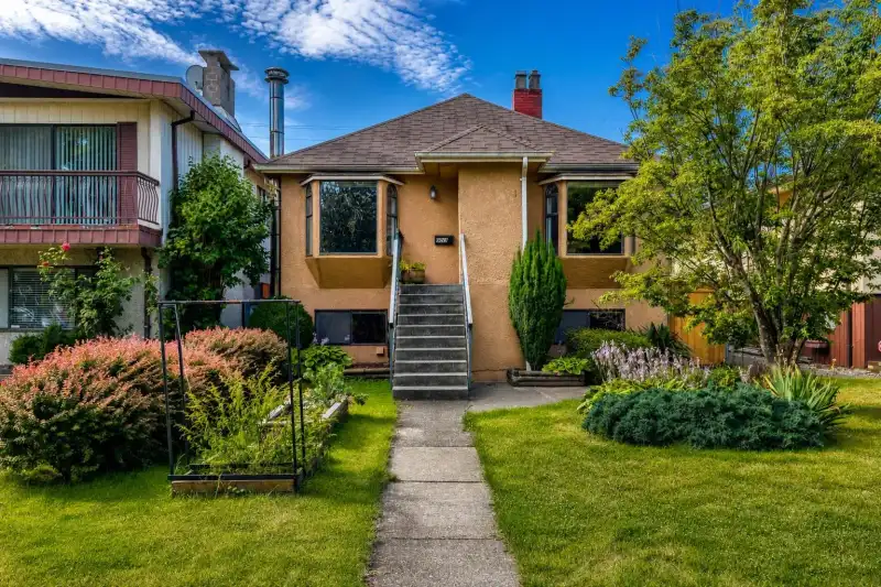 2576 PARKER STREET - photo 1 of 24