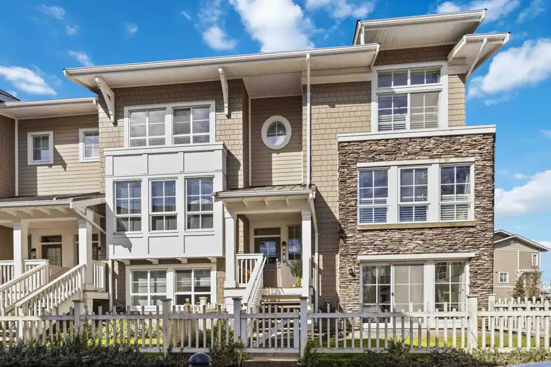 88 5551 ADMIRAL WAY - photo 1 of 40