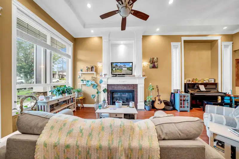 11430 81A AVENUE - photo 3 of 34