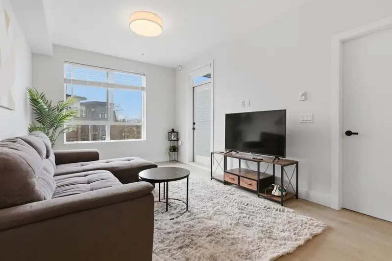 305 20061 FRASER HIGHWAY - photo 1 of 21