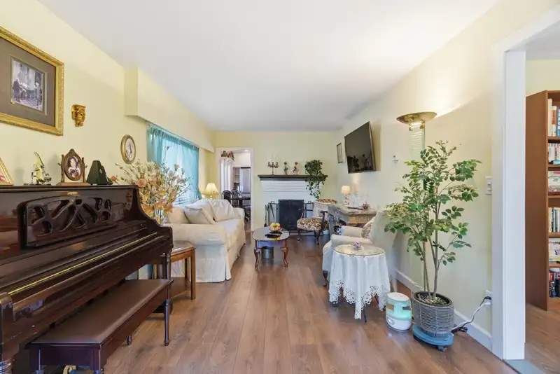 219 E 38TH AVENUE - photo 3 of 36
