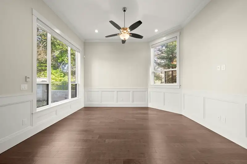 7028 BROADWAY - photo 2 of 38