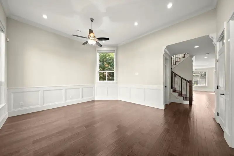 7028 BROADWAY - photo 4 of 38