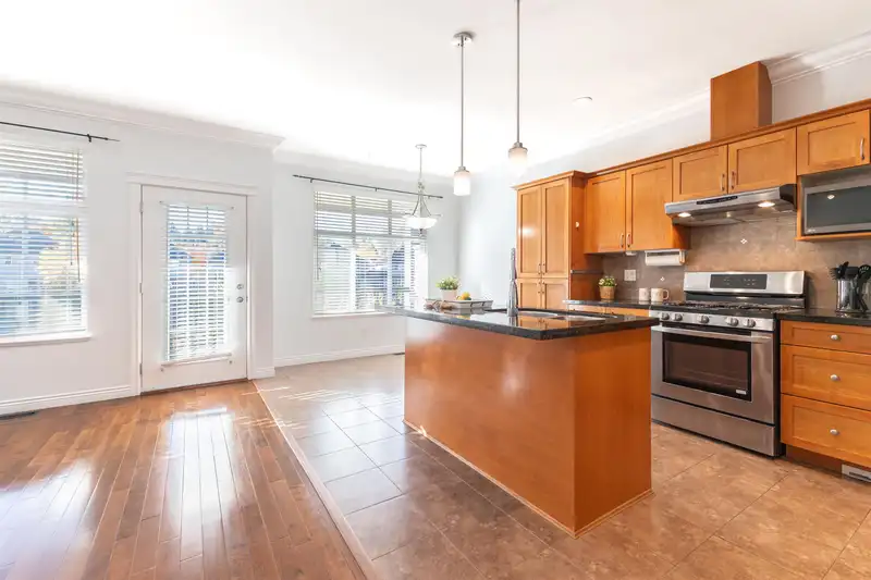 36 21704 96 AVENUE - photo 2 of 25