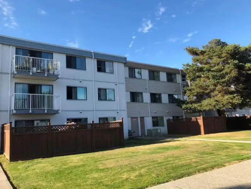 204 7260 LINDSAY ROAD - photo 1 of 11