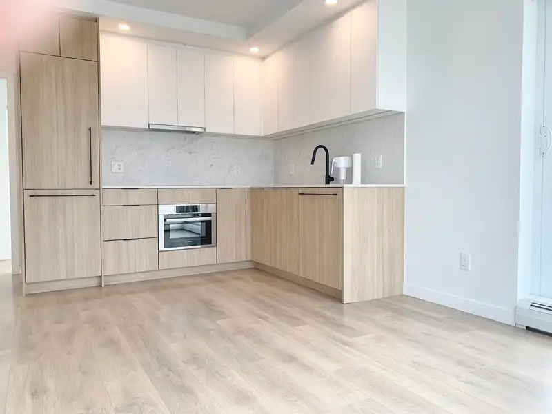 1511 13685 102 AVENUE - photo 2 of 33
