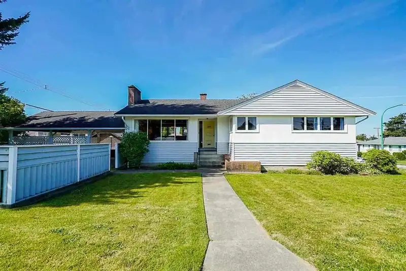 7833 COQUITLAM STREET - photo 2 of 14