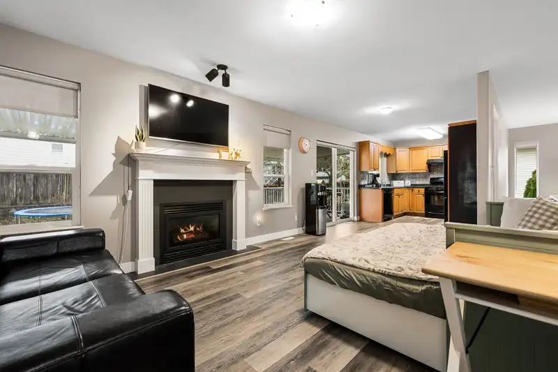 5642 THORNHILL STREET - photo 3 of 40