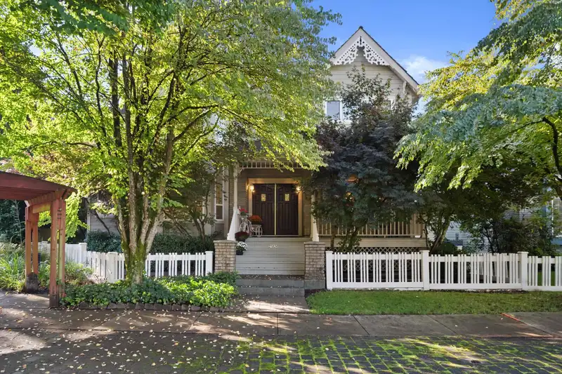 21634 MURRAY'S CRESCENT - photo 1 of 40