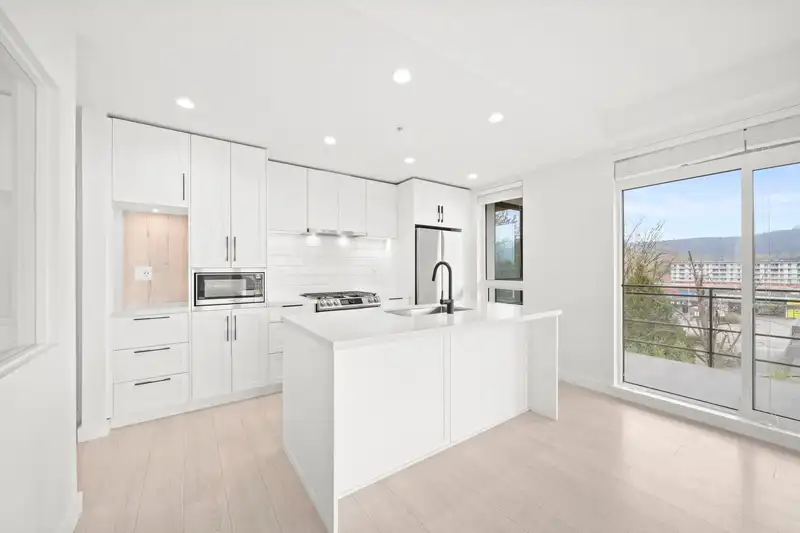 405 3038 ST GEORGE STREET - photo 3 of 39