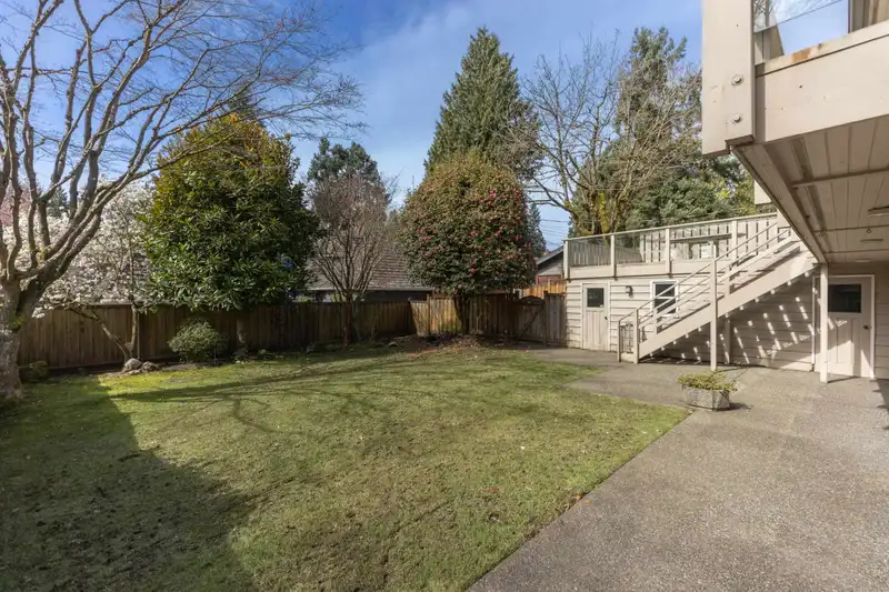 6297 MACKENZIE STREET - photo 4 of 40
