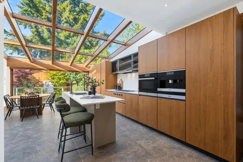 647 PRIOR STREET - photo 1 of 40