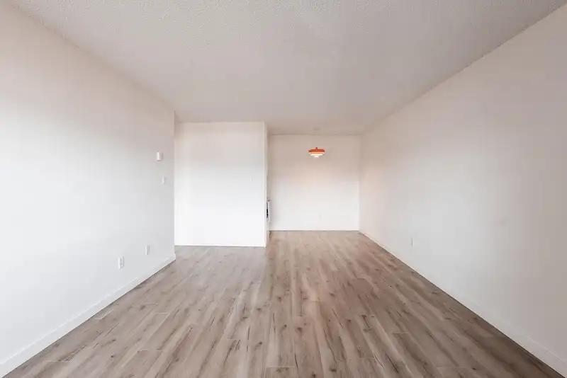 329 710 E 6TH AVENUE - photo 4 of 38