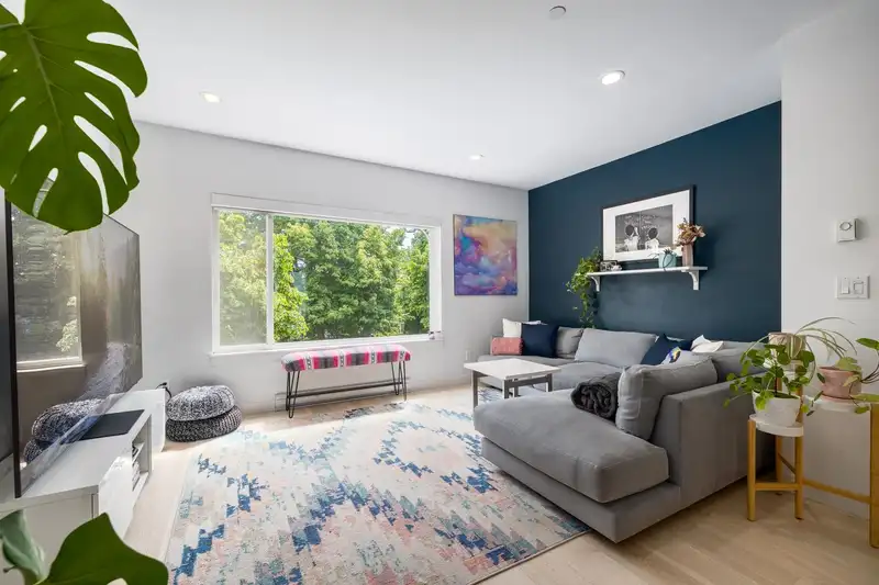 109 453 E 16TH AVENUE - photo 4 of 31