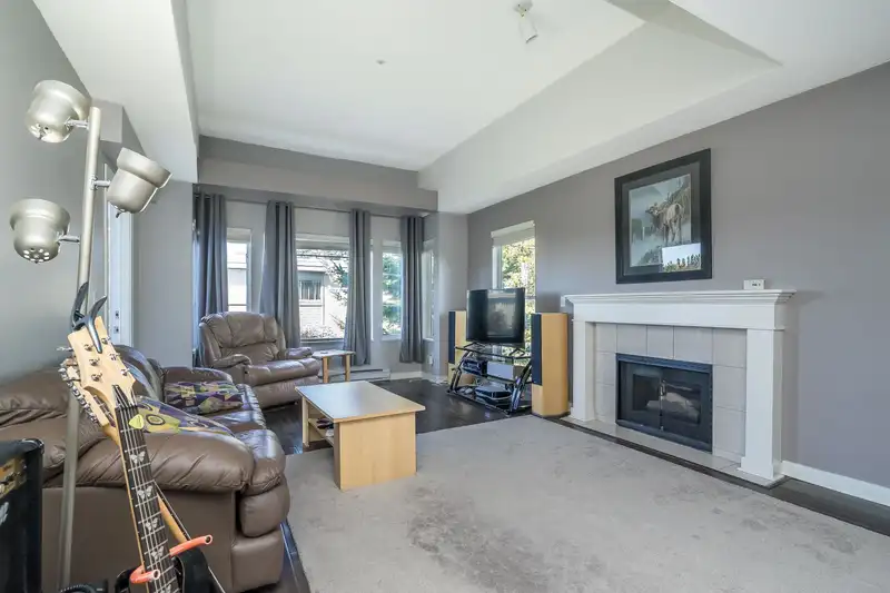 304 20350 54 AVENUE - photo 1 of 29