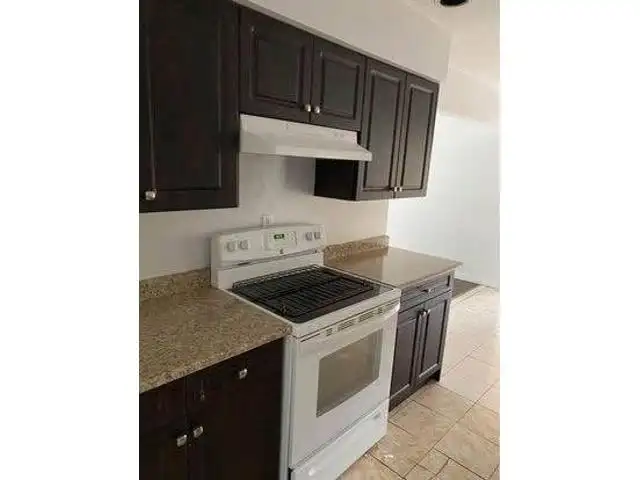 14860 89 AVENUE - photo 3 of 17