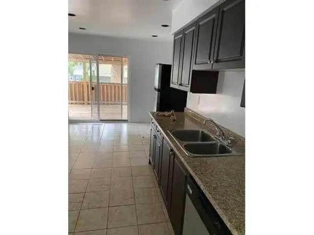 14860 89 AVENUE - photo 4 of 17