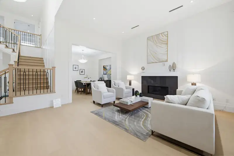 15658 82A AVENUE - photo 3 of 40