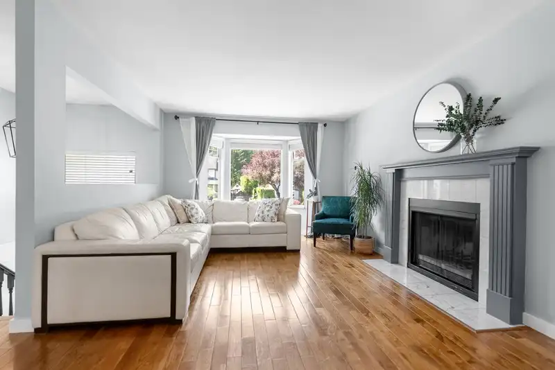 9242 209A CRESCENT - photo 2 of 40