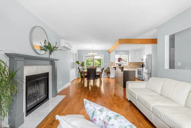 9242 209A CRESCENT - photo 4 of 40