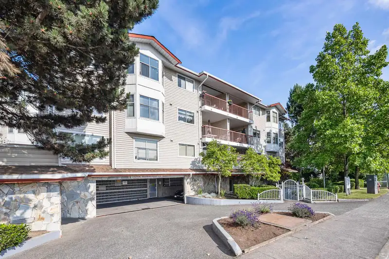 307 5776 200 STREET - photo 2 of 36
