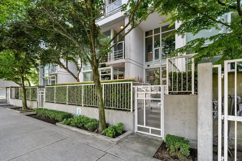 110 161 W GEORGIA STREET - photo 2 of 40
