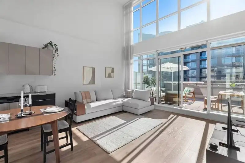 310 429 W 2ND AVENUE - photo 2 of 27