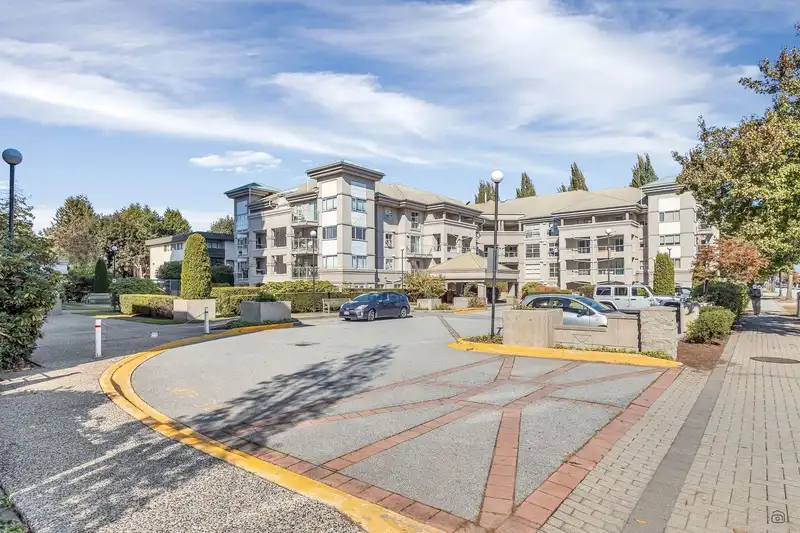 206 10533 UNIVERSITY DRIVE - photo 1 of 22